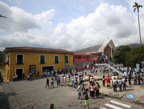 La Gobernación del Valle del Cauca intervino 63 fachadas con una inversión superior a los $600 millones; hasta ahora es la primer etapa de tres. Las paredes fueron pintadas con tonalidades de los atardeceres y en ellas hay obras de los maestros Omar Rayo, Lucy Tejada, Hernando Tejada y Pedro Alcántara.