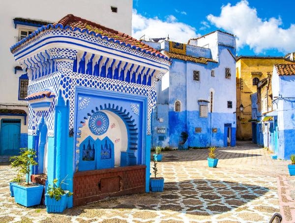 Este país es conocido por sus influencias árabes, europeas y bereberes, sus tradicionales mercados donde se encuentran variedad de artesanías, joyas y ropa y sus mágicos lugares como Aaiún, donde sus casas son azules, Casablanca y Fez, reconocida por su medina amurallada.
En 2020, Marrakech será coronada como la primera Capital de la Cultura en África en honor a su rico patrimonio cultural; además podrá aprovechar el primer tren de alta velocida inagurado en la región que le permitirá viajar de Csablanca a Tánger en dos horas.