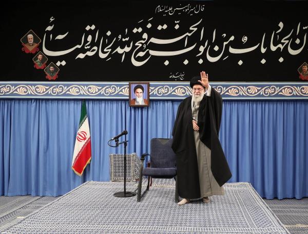 El líder supremo de Irán, Ali Jamenei, afirmó que el ataque contra las bases fue una "bofetada en la cara" de EE. UU., pidiendo que la venganza vaya aún más lejos.