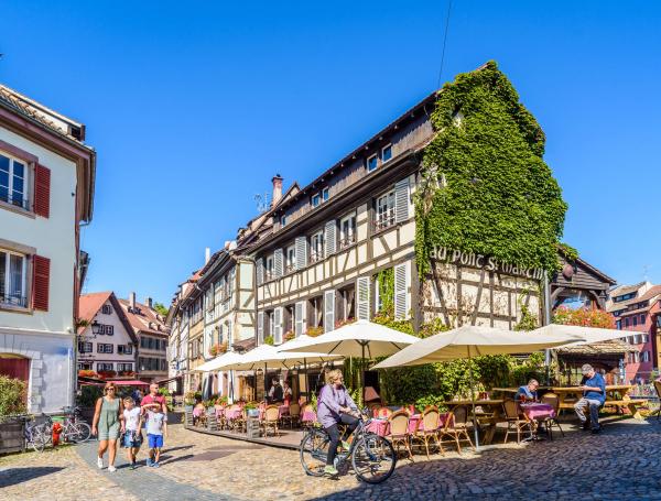 5. Estrasburgo ha sido reconocida durante mucho tiempo como la principal ciudad ciclista de Francia. Y a medida que otras ciudades francesas han tomado nota y han seguido su ejemplo, Estrasburgo ha mantenido el primer lugar en el país. La ciudad incentiva a los ciudadanos para usar bicicleta a través de la modernización la red existente, la expansión de las autopistas, incluidas las vías para bicicletas, que se conectan con los suburbios. Por otro lado, el 16% de los ciudadanos van en bicicleta al trabajo y no es raro ver a los trabajadores municipales, las empresas de entregas y los ciudadanos privados utilizando bicicletas de carga alquiladas para las tareas cotidianas.