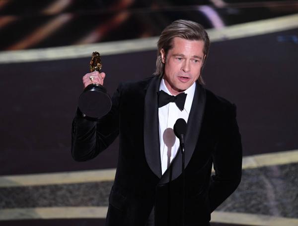 Brad Pitt en su discurso de aceptación al Óscar este domingo.