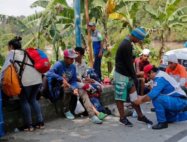 Centenares de migrantes caminan todos los días entre Cúcuta y Pamplona.