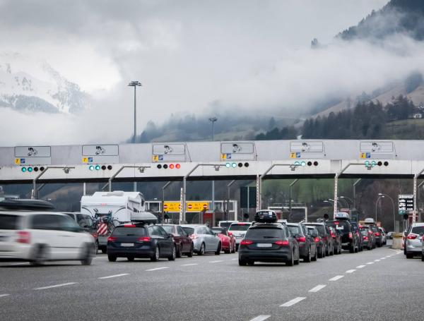 Por ahora no se sabe por cuanto tiempo más los usuarios deberán seguir usando el obsoleto sistema de pago en efectivo en los peajes de las carreteras