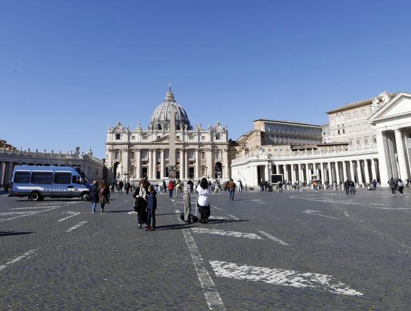 La Plaza de San Pedro en el Vaticano está casi desierta debido a la emergencia del coronavirus.