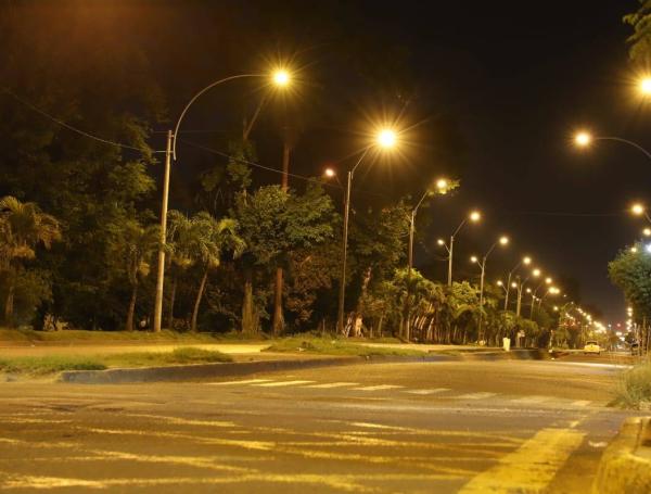 Las calles de Cali lucieron vacias anoche, en el toque de queda.