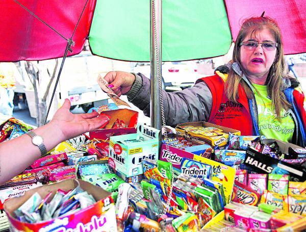 De quince horas de trabajo al día, las mujeres no reciben pago por cinco horas y media.