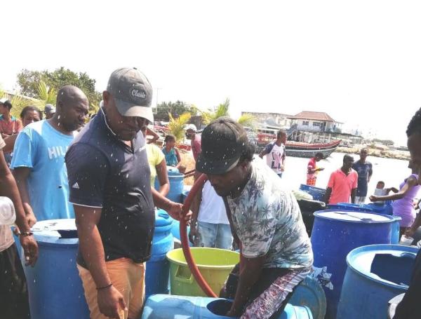 La Armada Nacional llevó agua a Tierrabomba en Cartagena