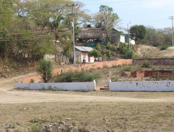 Lo que queda del monumento a la víctimas de El Salado, muestra un poco las ruinas de una región olvidada por el estado.