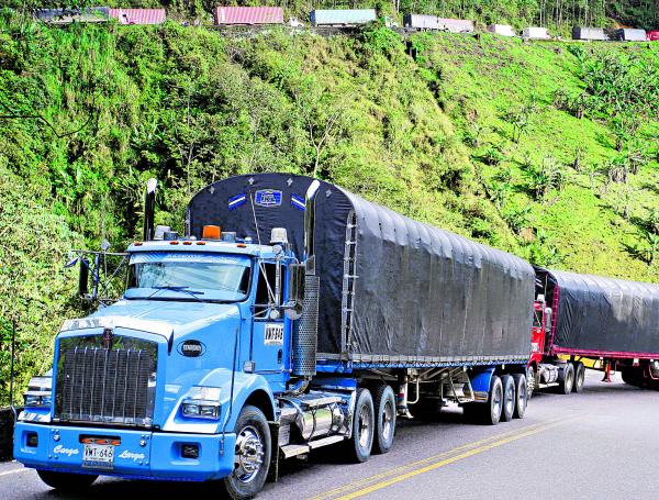 Un 70 por ciento de los camioneros siguen transitando por las carreteras del país, pese a la soledad y riesgos que enfrentan