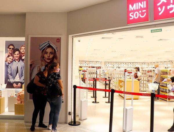 En la tienda Miniso del centro comercial Oviedo, se controla la entrada con una cinta y al ingresar, ser verifica que la persona esté en su 'Pico y cédula'.