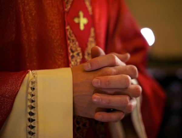 Desde la llegada del coronavirus son varias las costumbres cotidianas que han cambiado. Los ritos religiosos ahora se reinventan en Estados Unidos como los bautizos.