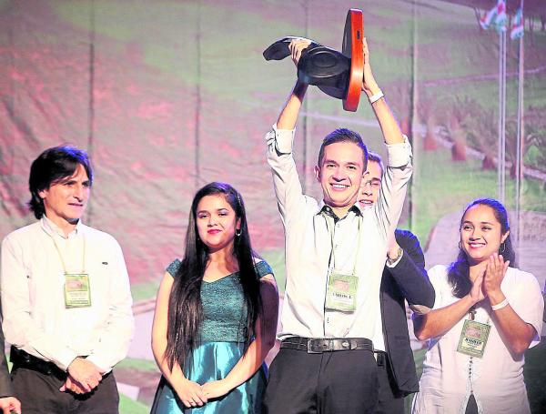 El año pasado, el tiplista santandereano Carlos Augusto Vásquez se llevó el trofeo en modalidad instrumental. S. Saldarriaga.