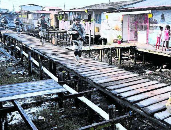 Soldados patrullan los barrios de Tumaco con miras a combatir la extorsión. Los ciudadanos viven con miedo, a diario, a los narcotraficantes y en específico a las disidencias de las Farc, que son las principales victimarias de este crimen que regresó con el relajamiento de las medidas de cuarentena.