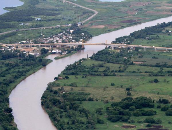 El canal de Dique tiene 114,5 km de largo. Su construcción para facilitar el transporte entre Cartagena y el interior del país, en la época de los españoles y los criollos.