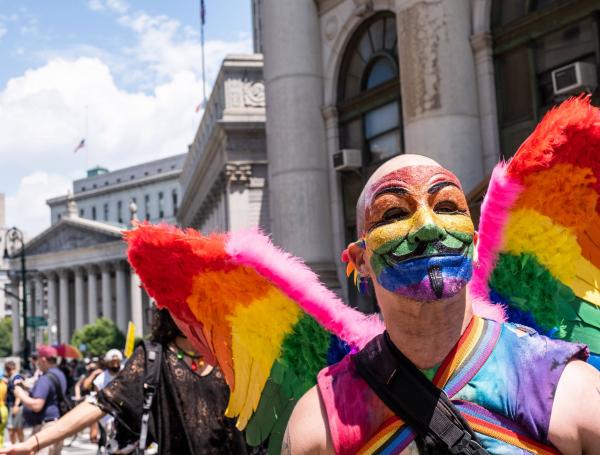 Pese a que se cancelaron las celebraciones oficiales, mucha gente sí salió a marchar como esta persona en Nueva York.