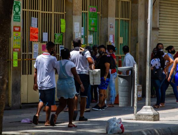 Con las esteras abajo, en los almacenes, y la circulación de poco personal, así se encuentra por estos días el Paseo Bolívar.