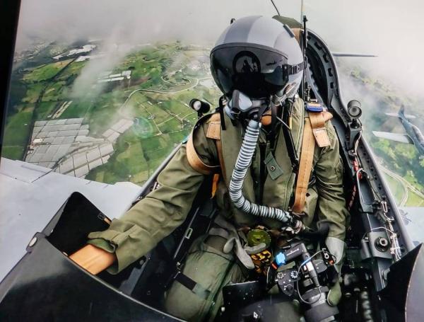 Equipo completo de vuelo, y los amarres a la silla de eyección. Foto interna del avión.