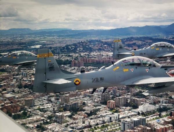 Sobrevuelo por Bogotá, revista aérea de los Tucano y Super Tucano.