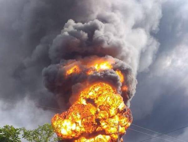 Personas armadas ingresaron al lugar, intimidaron y obligaron a evacuar a los trabajadores y luego activaron artefacto explosivo.