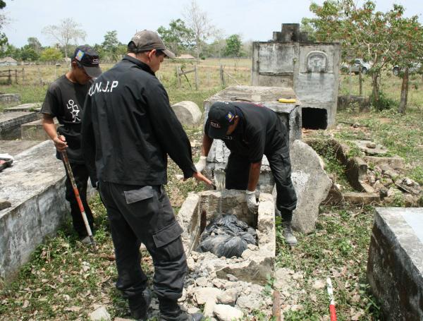 Búsqueda de personas desaparecidas durante una diligencia de Justicia y Paz, en el 2008.