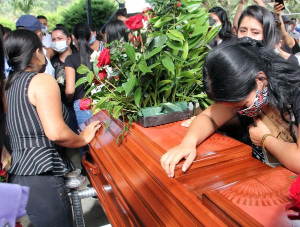 Las víctimas fueron acompañadas por gran parte de la población de Samaniego.