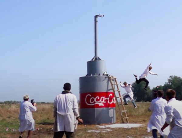 Video: Youtuber crea 'volcán' gigante de Coca Cola y bicarbonato de sodio