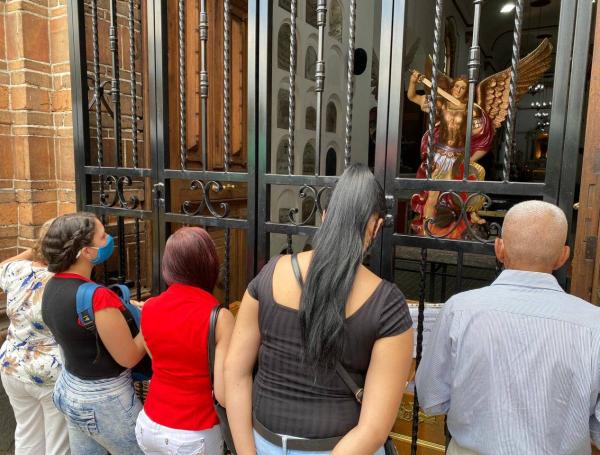 Así lucía la entrada de la iglesia San José, en el centro de Medellín.
