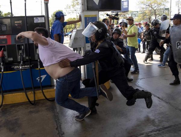 En marzo del 2019, miembros de la Policía Nacional intentan detener al reportero gráfico Luis Sequeira, de la agencia AFP, durante una manifestación contra el Gobierno de Daniel Ortega en Managua (Nicaragua).