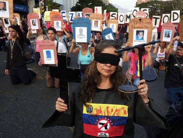 Activistas antigubernamentales en protestas contra el gobierno de Nicolás Maduro en Caracas.