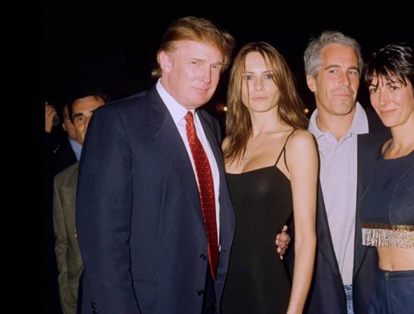 El millonario Jeffrey Epstein y su novia Ghislaine Maxwell, con el hoy presidente de Estados Unidos, Donald Trump, y su esposa.