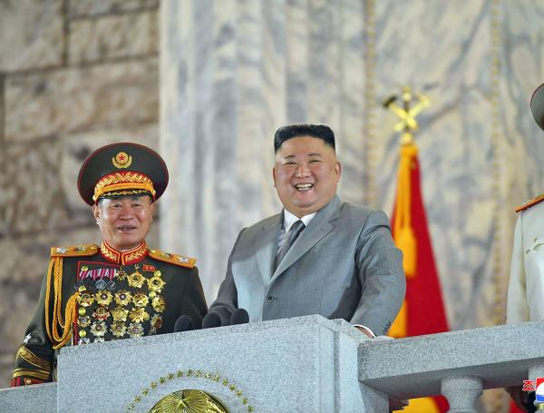 El líder de Corea del Norte, Kim Jong-un, durante un desfile militar este sábado.
