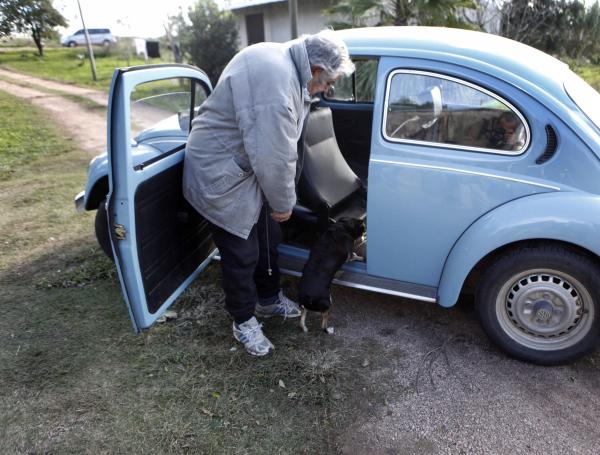 Además de su espíritu libertario, 'Pepe' Mujica se ha caracterizado por la sobriedad de su vida personal. Vive en una chacra con su esposa Lucía Topolansky en una zona rural de Uruguay.