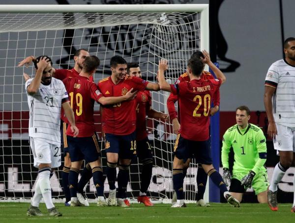 Los jugadores de España celebran uno de los goles contra Alemania.