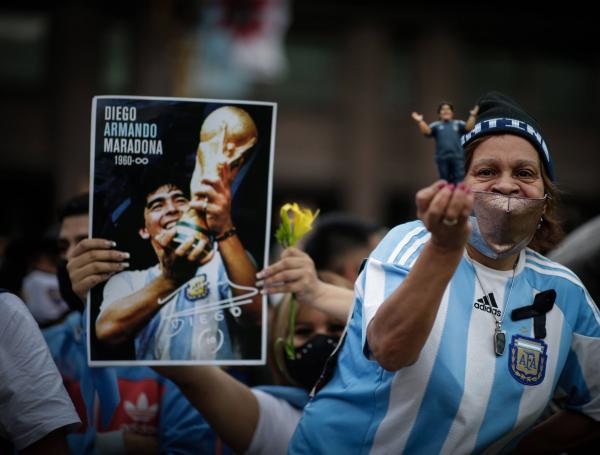 Cientos de personas visitan la Casa Rosada para darle el último adiós a Diego Maradona.