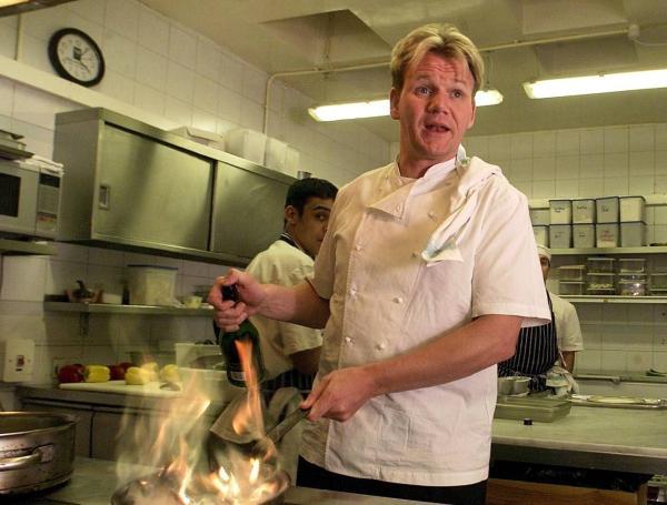 El chef Gordon Ramsay se hizo célebre por sus programas de televisión donde es un duro juez culinario. Tiene restaurantes en varias ciudades del mundo.