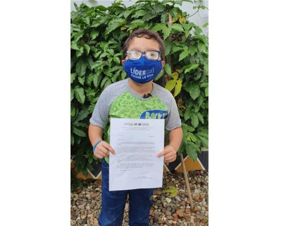 Francisco Vera con la carta enviada por la ONU