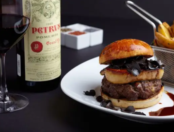 La hamburguesa tiene un costo de 4.120 euros, lo que equivale a unos 17 millones y medio de pesos colombianos.