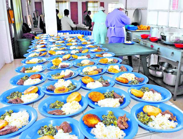 Ante la modalidad de clases en casa, el reto de algunas instituciones es la logística para distribuir los alimentos.