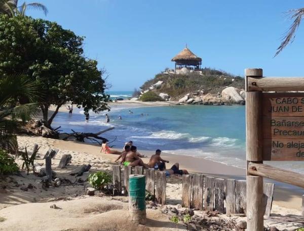 Mensajes como estos se ven en las distintas playas del Tayrona, pero no hay personal de rescate en caso de emergencias.