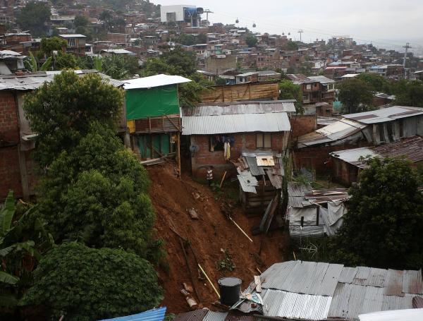 Los organismos de socorro han atendido decenas de derrumbes. Los sectores más afectados han sido el sur, en Pance y la Autopista, y el sector de Siloé, en la ladera de Cali.