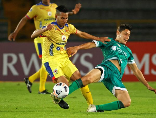 Acción del juego entre La equidad y Pasto.