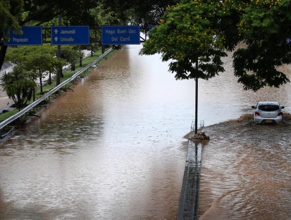 Las fuertes lluvias provocaron decenas de emergencias en varias vías de la ciudad. Las principales emergencias se presentan en los sectores de ladera, siendo Siloé, Terrón Colorado, Los Chorros y Las Minas, por lo que el Alcalde de Cali creó albergues para los ciudadanos que estén en riesgo.