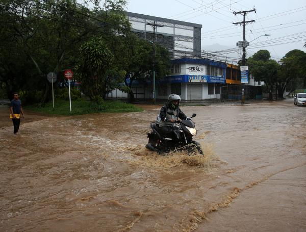 Las fuertes lluvias provocaron decenas de emergencias en varias vías de la ciudad. Las principales emergencias se presentan en los sectores de ladera, siendo Siloé, Terrón Colorado, Los Chorros y Las Minas, por lo que el Alcalde de Cali creó albergues para los ciudadanos que estén en riesgo.