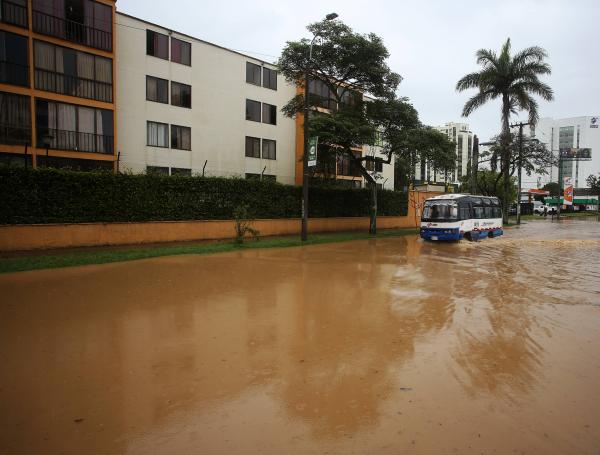 Las fuertes lluvias provocaron decenas de emergencias en varias vías de la ciudad. Las principales emergencias se presentan en los sectores de ladera, siendo Siloé, Terrón Colorado, Los Chorros y Las Minas, por lo que el Alcalde de Cali creó albergues para los ciudadanos que estén en riesgo.