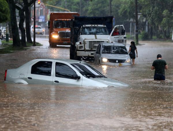Las fuertes lluvias provocaron decenas de emergencias en varias vías de la ciudad. Las principales emergencias se presentan en los sectores de ladera, siendo Siloé, Terrón Colorado, Los Chorros y Las Minas, por lo que el Alcalde de Cali creó albergues para los ciudadanos que estén en riesgo.