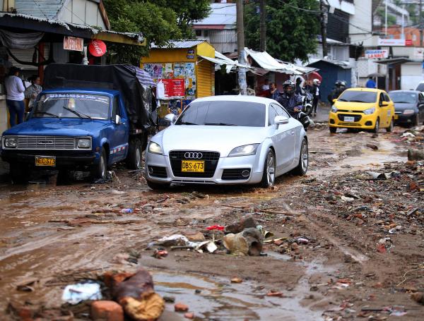 Las fuertes lluvias provocaron decenas de emergencias en varias vías de la ciudad. Las principales emergencias se presentan en los sectores de ladera, siendo Siloé, Terrón Colorado, Los Chorros y Las Minas, por lo que el Alcalde de Cali creó albergues para los ciudadanos que estén en riesgo.