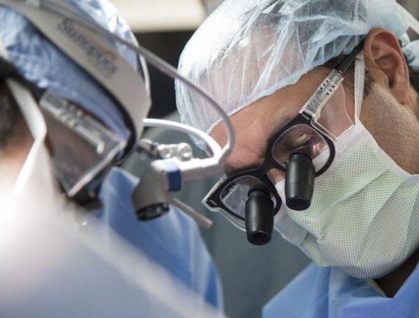El Doctor Q reconoce que siente miedo antes de entrar al quirófano, pero eso no lo paraliza. Al contrario, lo llena de adrenalina.