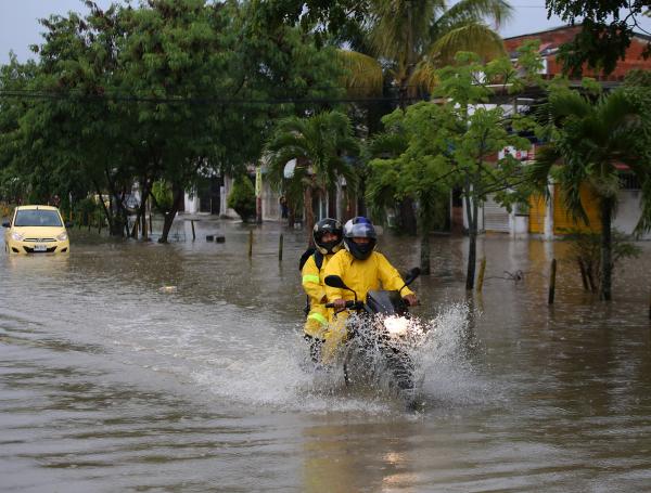 Los habitantes de Ciudad del Campo quedaron incomunicados por la inundación en la vía principal.