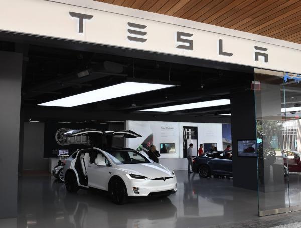 En sus manuales, Tesla indica que el ‘Autopilot' debe ser utilizado con la supervisión activa de los conductores