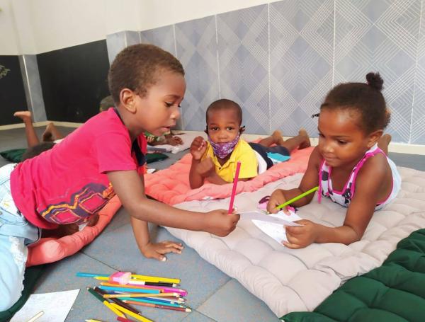 Desde hace algunos años opera allí el centro de desarrollo infantil de la Fundación Dones. Un espacio que hoy acoge a 280 niños y niñas entre 2 y 5 años, y donde les brindan amor, recreación y en espacio digno